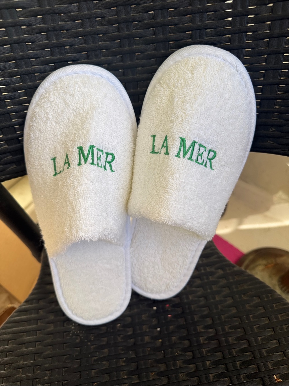 La Mer White Terry travel Slippers with Green Embroidery, NWOT